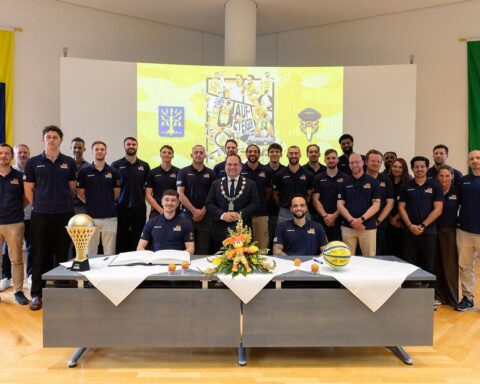 Oberbürgermeister und Phoenix Hagen-Team feiern Eintrag ins Goldene Buch der Stadt Hagen.