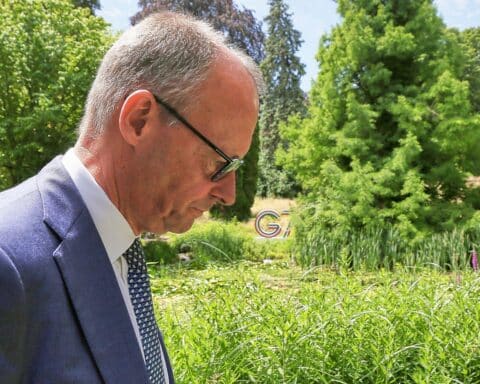Friedrich Merz spricht in Berlin, während neue Umfrageergebnisse zur Bundestagswahl veröffentlicht werden.