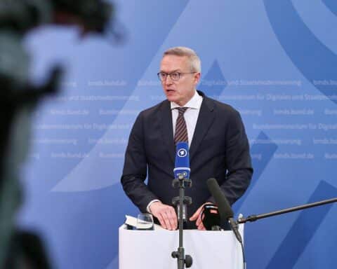 Karsten Wildberger präsentiert neue Glasfaser- und Mobilfunknetzausbau-Pläne in Berlin.