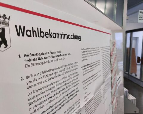 Wahllokal mit Wählern und Wahlurnen während der Bundestagswahl 2025 in Deutschland.