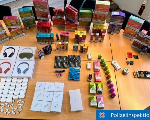 Polizei durchsucht Haus, beschlagnahmt illegale Einweg-Vapes, Plagiate und Feuerwerkskörper.