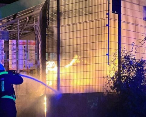 Brand in Baumarkt: Feuerwehr löschen Feuer auf Außengelände, Polizei ermittelt wegen Sachbeschädigung.