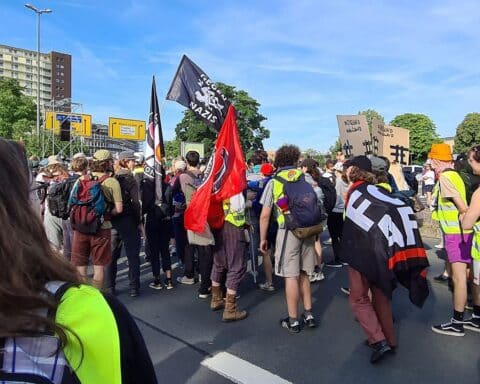Protestierende Menschenmengen vor dem AfD-Parteitag, Plakate und Transparente gegen Rechts.