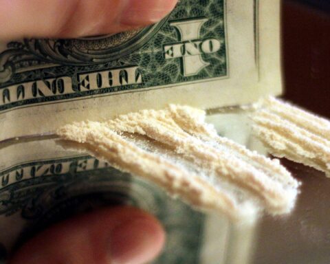 Polizisten bei Festnahme eines Drogendealers in Duisburg mit Drogen und Bargeld.