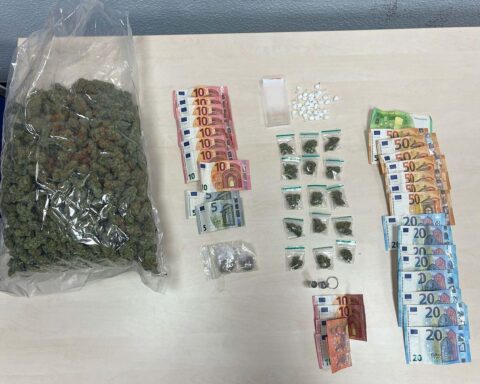 Polizisten kontrollieren Drogen, Festnahme am Ebertplatz, Kokain und Marihuana entdeckt.