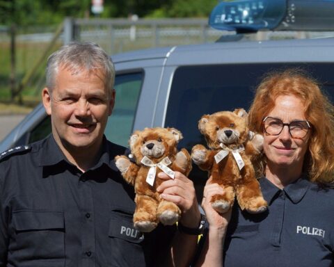 54 Kuschelbären werden von der Polizei für Kinder in Notlagen übergeben.