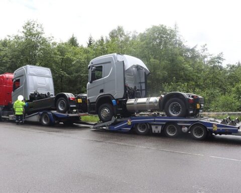 Lkw-Zug mit überhöhter Gesamthöhe wird von Polizei Trier während Kontrolle gestoppt.