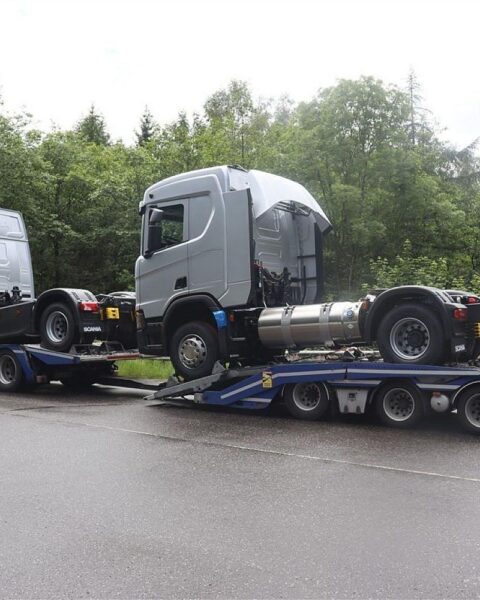 Lkw-Zug mit überhöhter Gesamthöhe wird von Polizei Trier während Kontrolle gestoppt.