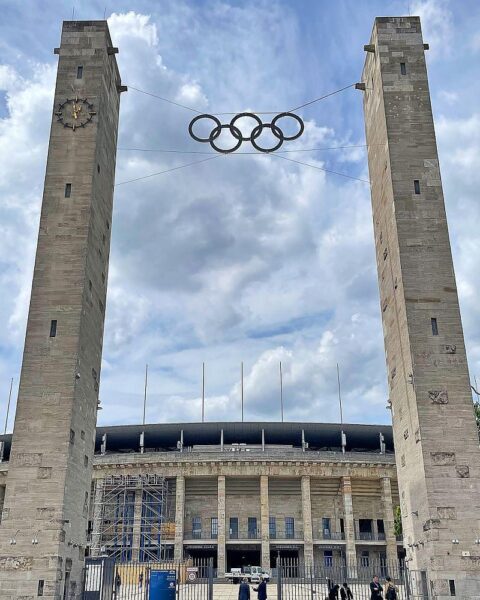 Öffentliche Fahndung nach Ausschreitungen im Olympiastadion mit Polizei und Tatverdächtigen.
