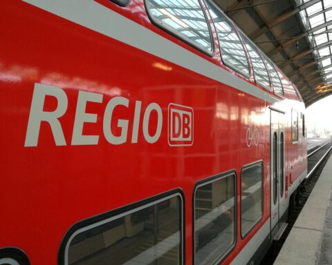 Regionalzug mit Polizei im Einsatz wegen mutmaßlicher Drohung eines Fahrgasts während Kontrolle.