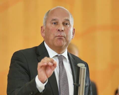 Zwei Politiker bei Kulturfest, betonen Vielfalt, Heimatvertriebene, Traditionen und Gemeinschaft in Hessen.