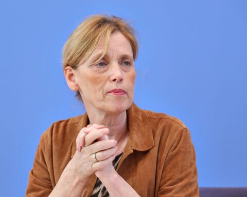 Karin Prien diskutiert EU-Entgelttransparenzrichtlinie; kritisiert und plant Nachverhandlungen mit Partnerländern.