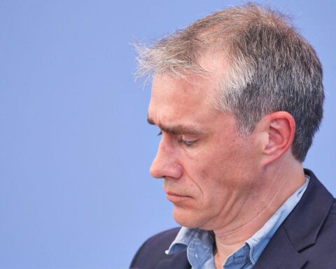 Benjamin Steinitz spricht über steigenden Antisemitismus im Internet; Fokus auf Online-Schutzmaßnahmen.