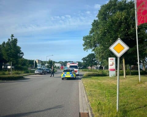 Ein Radfahrer stürzt schwer, Rettungswagen an Unfallstelle, Polizei ermittelt.