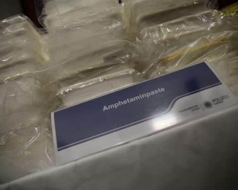 Rauschgiftfund bei Kontrolle: Polizeibeamte entdecken Methamphetamin im Pkw eines schlafenden Fahrers.