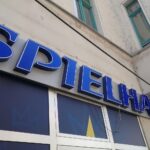 Illegale Pokerrunde in Gaststätte, Beamte nehmen Verdächtige und Beweismaterial sicher.