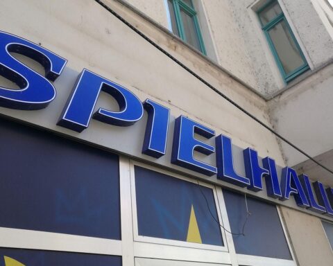 Illegale Pokerrunde in Gaststätte, Beamte nehmen Verdächtige und Beweismaterial sicher.