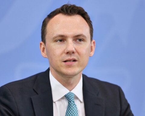 Pascal Reddig fordert dringende Rentenreform, bevor Sommerpause beginnt. Diskussion über Zeitplan im Kabinett.