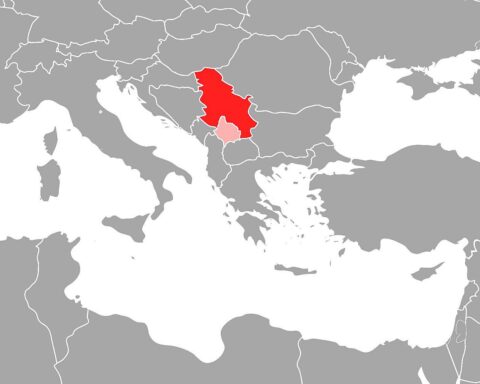 Parlament von Kosovo mit Wählerinnen und Wählern, symbolisiert politische Uneinigkeit und neue Herausforderungen.