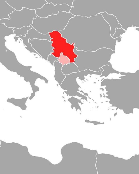 Parlament von Kosovo mit Wählerinnen und Wählern, symbolisiert politische Uneinigkeit und neue Herausforderungen.