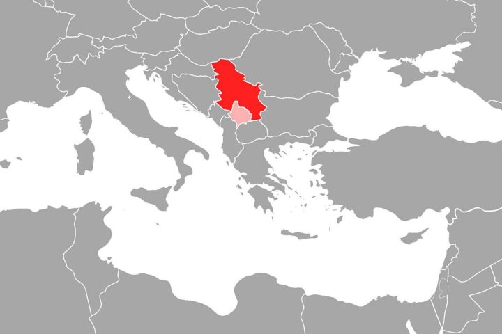 Parlament von Kosovo mit Wählerinnen und Wählern, symbolisiert politische Uneinigkeit und neue Herausforderungen.