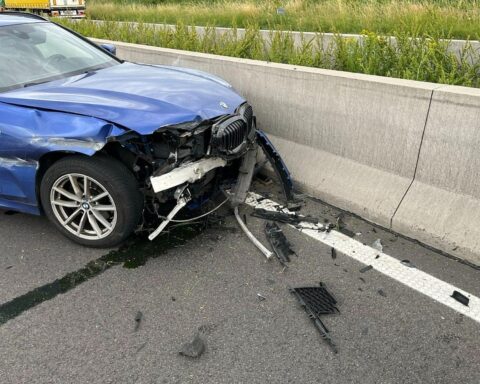 Verkehrsunfall auf Autobahn, beschädigtes Auto, Polizei, Stau, Wildtierkontakt, Nachtaufnahme.