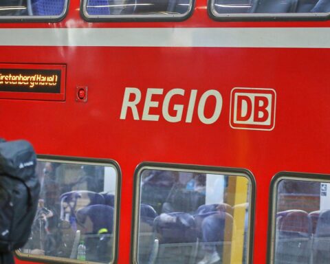 Regionalzug mit Feuerwehr und Rettungsdiensten nach Reizgasfreisetzung, hilflose Jugendliche, Spannung.