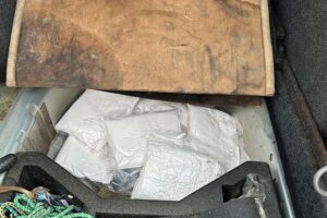 Drogenpakete und Kanister in einem Fahrzeug, Zollbeamte entdecken Kokain und Amphetamin.
