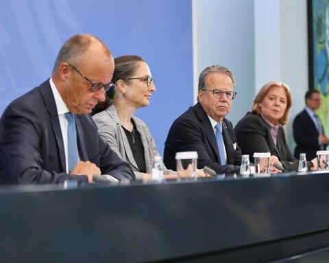 Rentenkommission diskutiert, ob Beitragsjahre Rente beeinflussen sollen, zeigt unterschiedliche Perspektiven.