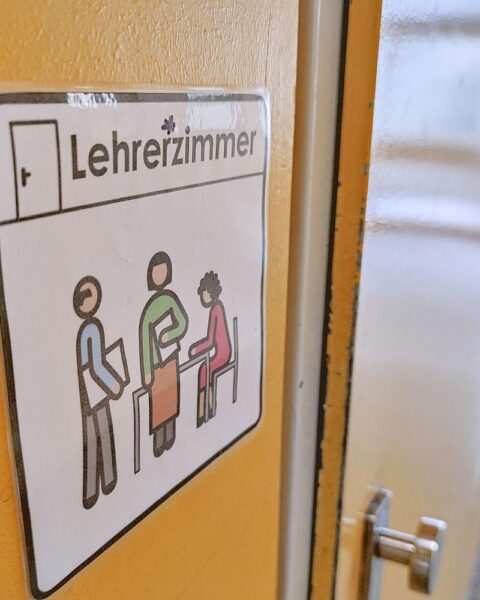 Genderzeichen vor Lehrerzimmer, Symbol für Bildung und aktuelle Debatte zur Verbeamtung von Lehrkräften.