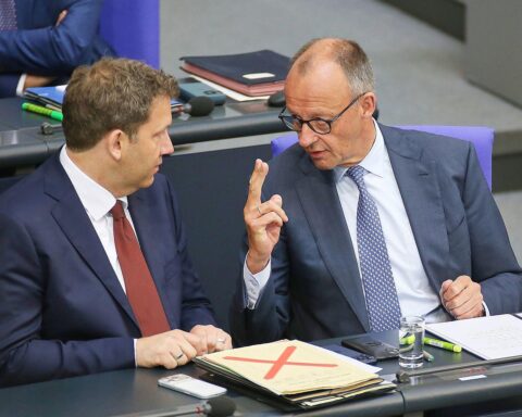 Politiker Lars Klingbeil und Friedrich Merz diskutieren über Rentenreform und Wählerumfragen in Berlin.