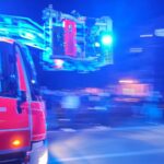 Rettungsdienst im Einsatz: Feuerwehrleute helfen bei Hitzewelle, appelieren zur Achtsamkeit.