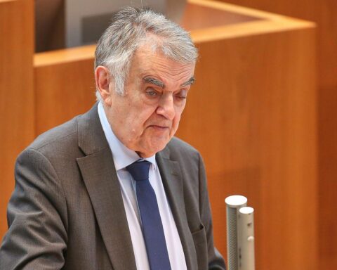 Herbert Reul diskutiert europäische Lösungen gegen digitale Kriminalität und fordert leistungsfähige Alternativen.