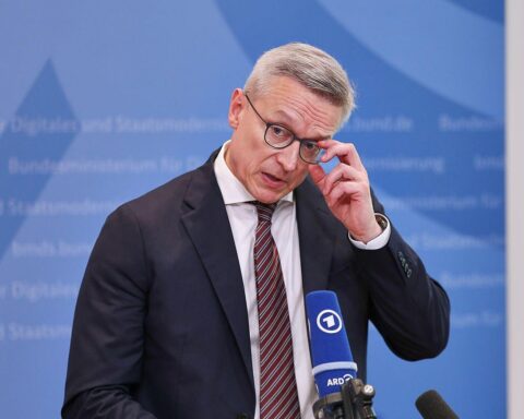 Karsten Wildberger unterzeichnet Vereinbarung zur Verbesserung der digitalen Infrastruktur in Rheinland-Pfalz.