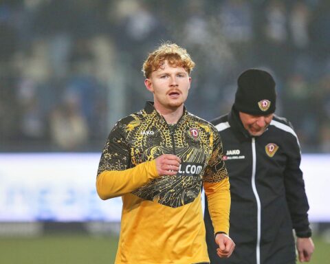 Robert Wagner in Dynamo Dresden-Trikots, während er Fußball spielt oder jubelt.