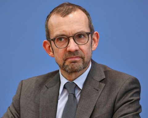 Thomas Röwekamp spricht über europäische Verantwortung und US-Truppenabzüge vor einem politischen Hintergrund.