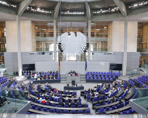 Thomas Röwekamp diskutiert Verteidigungspolitik im Bundestag zur Sicherheit der Straße von Hormus.