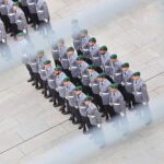 Bundeswehr-Soldaten in Aktion, während Experten über Wehrdienst und rechtliche Unsicherheiten diskutieren.