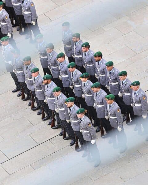 Bundeswehr-Soldaten in Aktion, während Experten über Wehrdienst und rechtliche Unsicherheiten diskutieren.