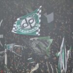 Hannover-Fans unterstützen ihre Mannschaft, während diese in Iserlohn vor der Saison trainiert.