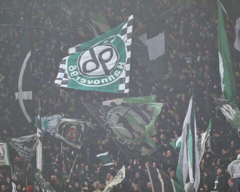 Hannover-Fans unterstützen ihre Mannschaft, während diese in Iserlohn vor der Saison trainiert.