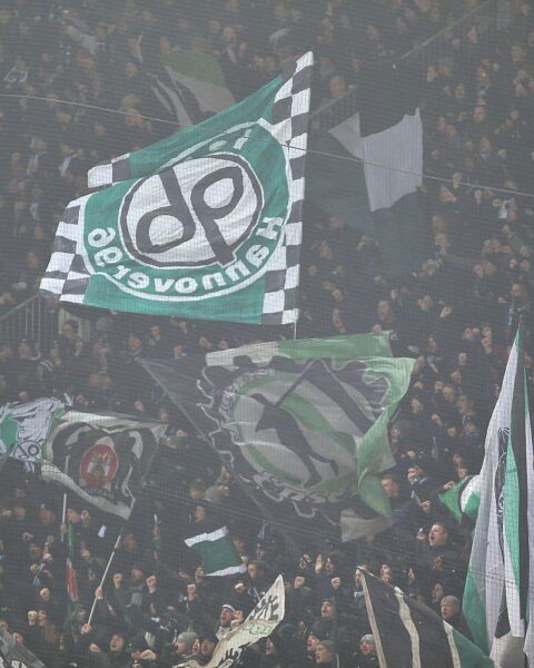 Hannover-Fans unterstützen ihre Mannschaft, während diese in Iserlohn vor der Saison trainiert.