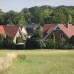 Ein Bild von ländlichen Häusern, das die Dorfentwicklung und Gemeinschaftsprojekte symbolisiert.