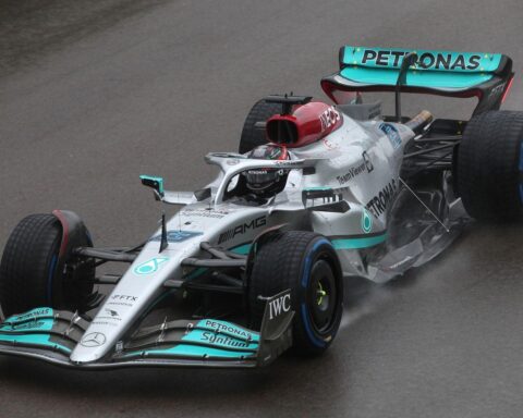 George Russell feiert seinen Sieg beim Großen Preis von Österreich 2026 vor Verstappen.