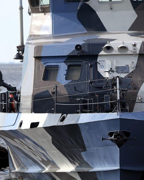 Russisches Kriegsschiff feuert Warnschüsse auf britische Yacht im Ärmelkanal ab.