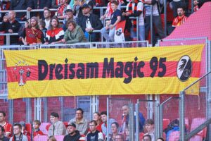 SC Freiburg Fans jubeln, während neuer Spieler Keisuke Goto vorgestellt wird. Spannung in der Luft!