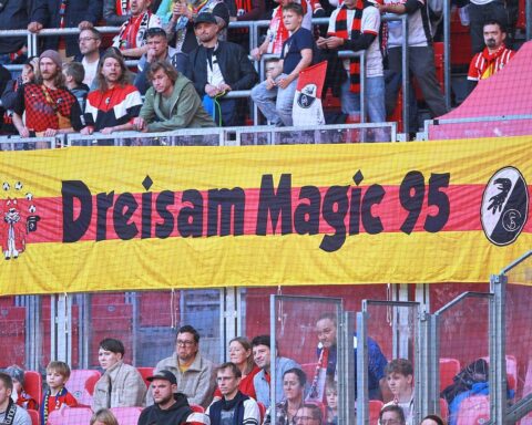 SC Freiburg Fans jubeln, während neuer Spieler Keisuke Goto vorgestellt wird. Spannung in der Luft!