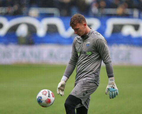 Torhüter Markus Schubert in Paderborns Trikot, feierlich nach Vertragsverlängerung abgebildet.