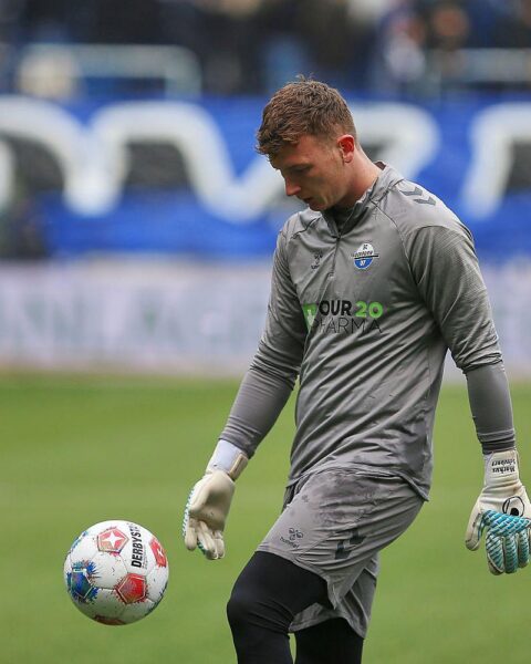 Torhüter Markus Schubert in Paderborns Trikot, feierlich nach Vertragsverlängerung abgebildet.