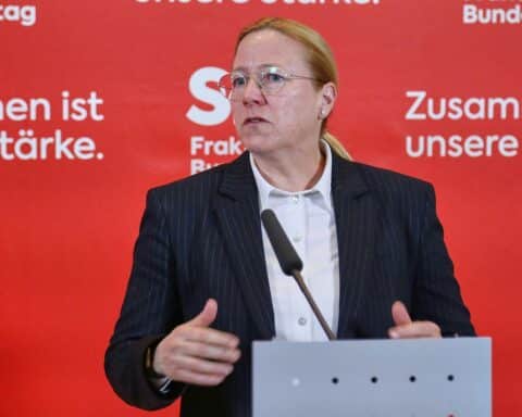 Dagmar Schmidt diskutiert Betriebsrente zur Altersabsicherung mit DGB-Vorschlägen im Bundestag.